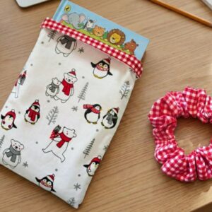 pochette à livre de poche motif ours de Noël et son chouchou assorti